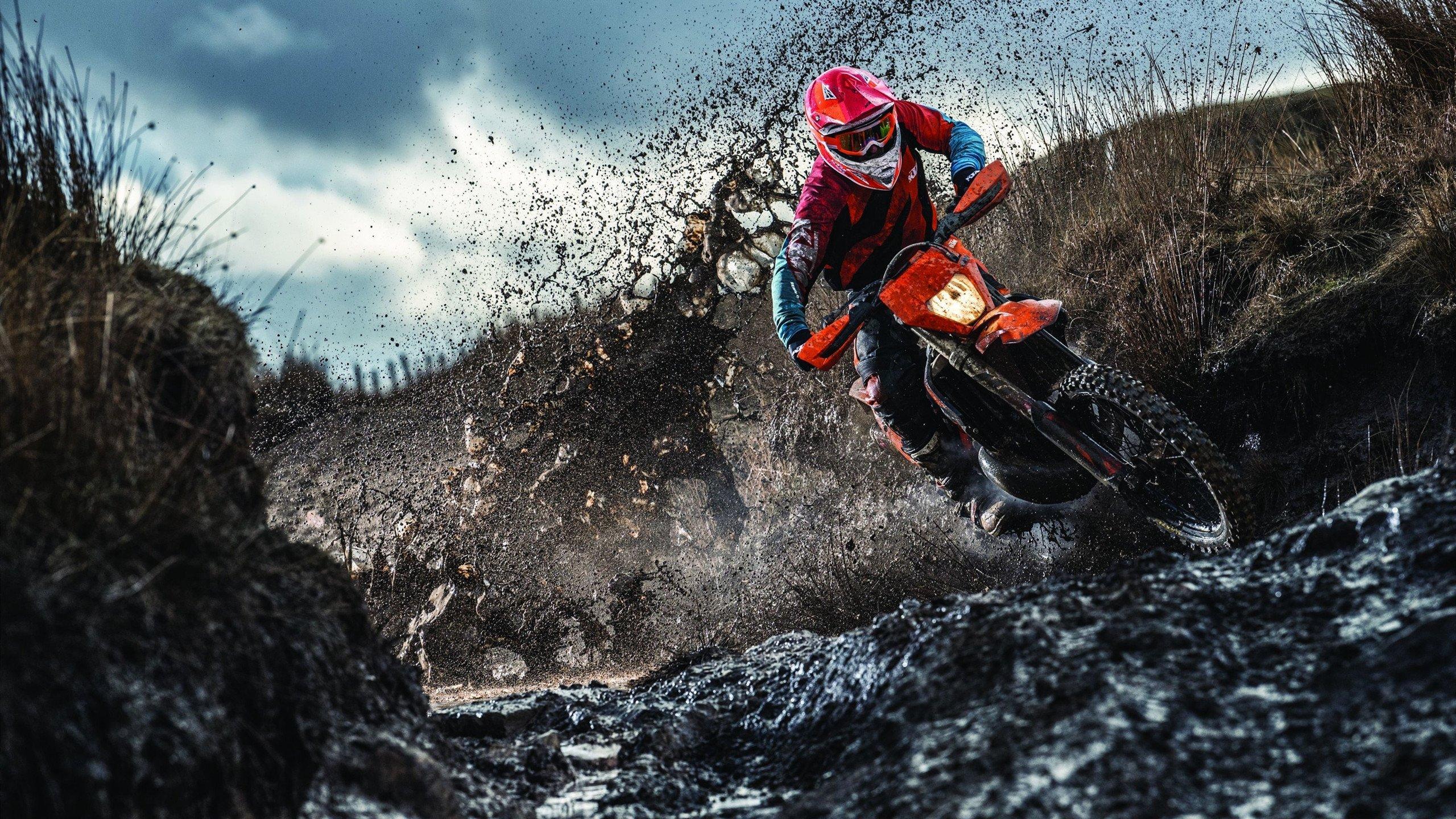 李佳悦,踢球与自媒体双线并行,用智慧与休息时间为女足发声